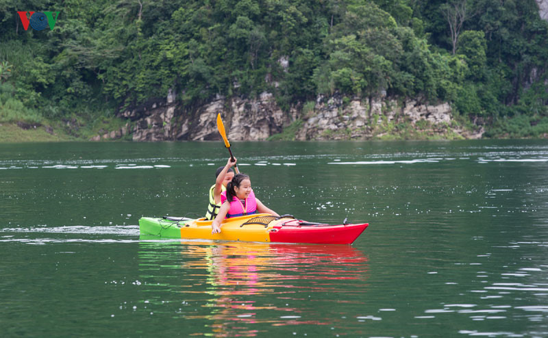 Hãy lưu lại lâu hơn ở Cọc vài và khám phá nơi được ví như “Hạ Long trên núi” bằng thuyền kayak hoặc bằng mảng “ngóc”. Giá cho thuê thuyền kayak 2 người khoảng 70.000 đồng giờ đầu tiên và giảm vào các giờ tiếp theo.