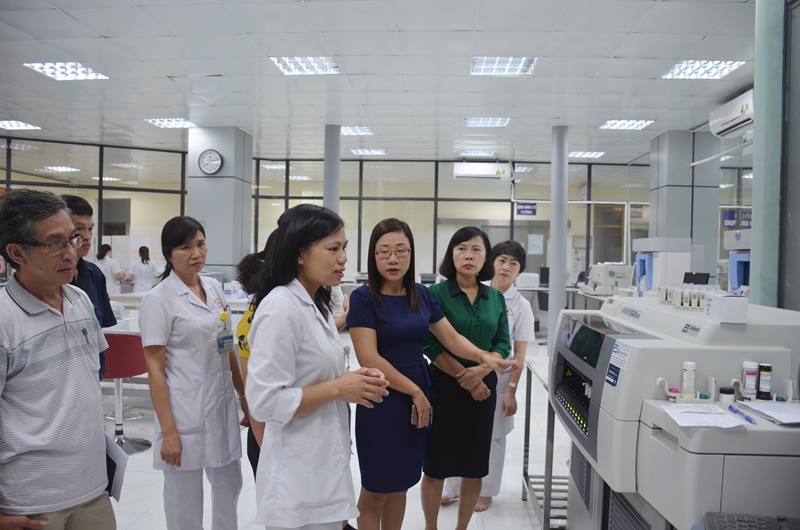 Đoàn giám sát kiểm tra thực tế trang thiết bị tại Khoa Xét nghiệm, Bệnh viện Đa khoa tỉnh.
