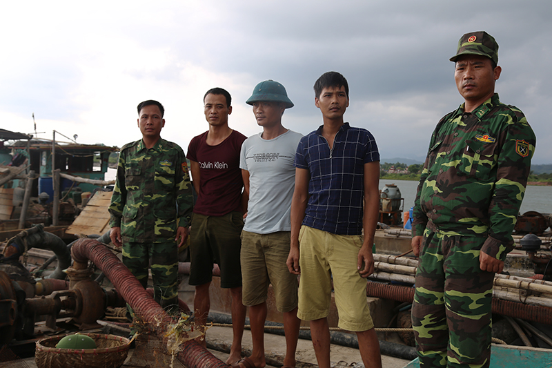 3 Chủ tàu khai thác cát trái phép (từ phải qua) Thụ, Hòa, Tuấn bị CBCS Đồn Biên phòng Bắc Sơn bắt giữ khi đang hút cát trái phép.