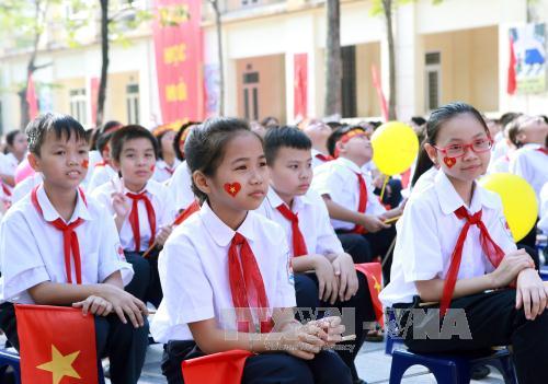 Học sinh Trường THCS Trung Hòa, quận Cầu Giấy trong lễ khai giảng năm học mới 2017-2018. Ảnh: Hoàng Hùng/TTXVN