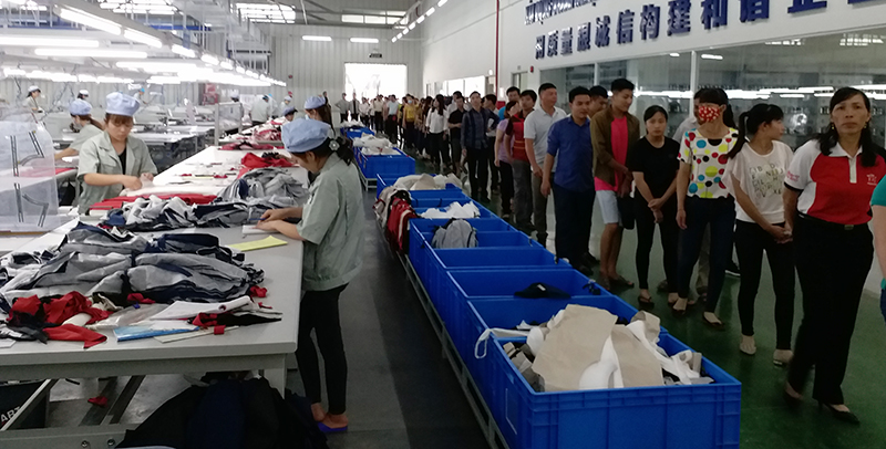 Huyện Hải Hà phối hợp với Công ty Texhong Ngân Hà đưa người dân độ tuổi lao động ở các xã, thôn ĐBKK tham quan tìm hiểu sản xuất tại KCN Texhong Hải Hà.