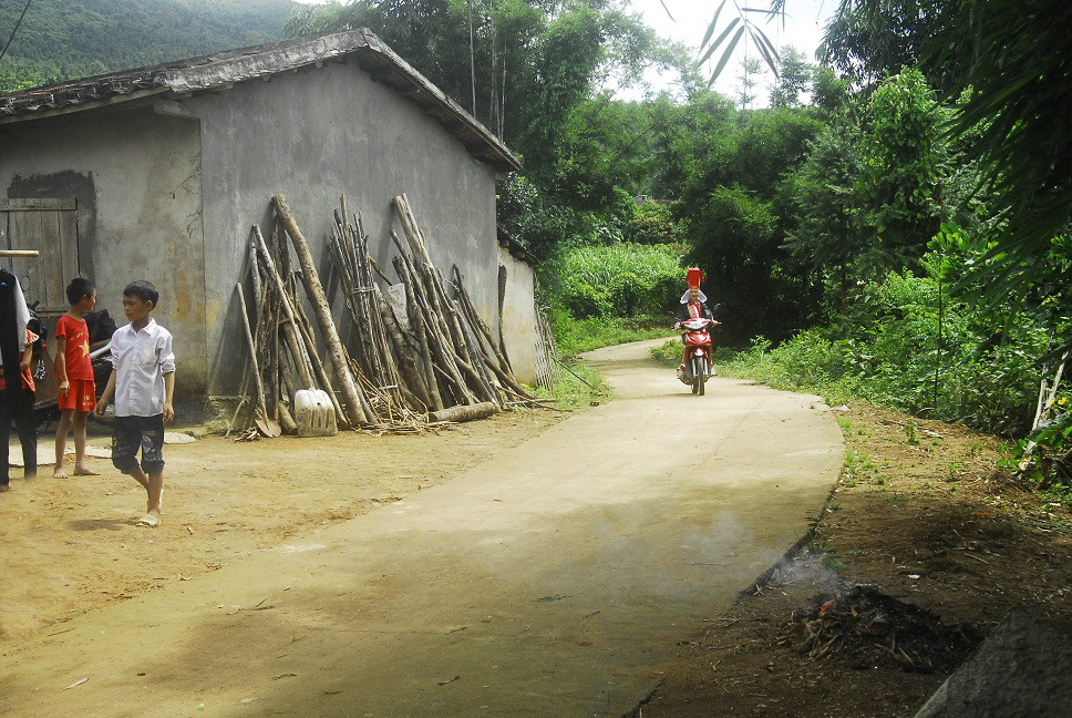 Con đường Nông thôn mới tại thôn Nặm Đảng (xã Hoành Mô, huyện Bình Liêu) được hoàn thành cuối năm 2016, có sự đóng góp của người dân trong thôn
