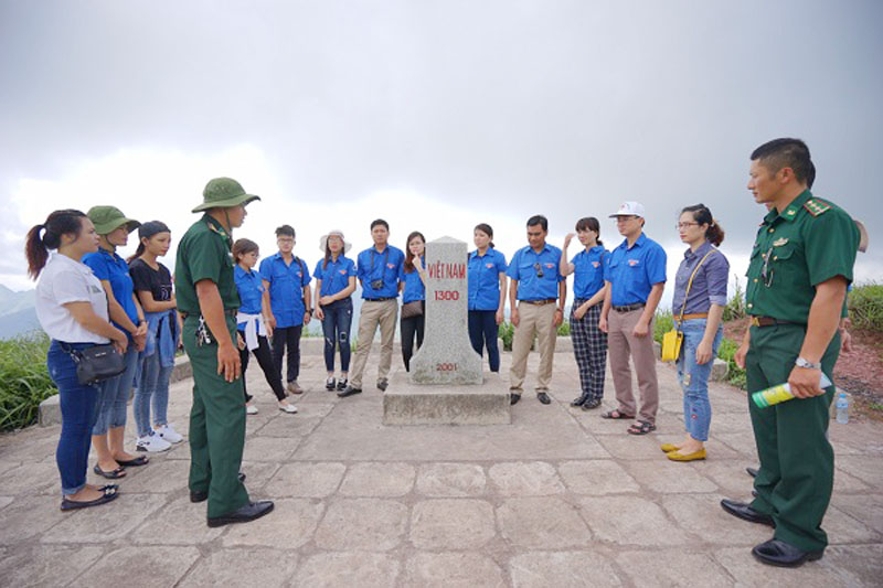 Đồng chí Hoàng Văn Hải, Phó Bí thư Tỉnh Đoàn cùng CLB Phóng viên trẻ tham quan và tìm hiểu các cột mốc biên giới tại huyện Bình Liêu năm 2016.
