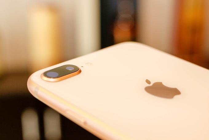 iPhone 8 Plus sở hữu camera kép với độ phân giải 12 megapixel ống kính f/1.8 và f/2.8. Còn iPhone 8 chỉ có camera chính dạng đơn với độ phân giải 12 megapixel và ống kính f/1.8. Camera trước của cả 2 mẫu vẫn có độ phân giải 7 megapixel và ống kính f/2.2. Nhờ cải tiến từ iOS 11, iPhone 8 Plus có thêm nhiều chế độ chụp chân dung với các tuỳ chỉnh khác nhau về ánh sáng.