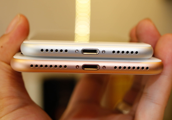 iPhone 8 được trang bị pin 1.821 mAh, nhỏ hơn so với mức 1.960 mAh trên iPhone 7. iPhone 8 Plus dùng pin 2.675 mAh, trong khi 7 Plus đạt tới 2.900 mAh. Bù lại, cả hai máy đều được bổ sung tính năng sạc nhanh và sạc không dây với chuẩn Qi, nhưng những phụ kiện hỗ trợ tính năng này phải mua ngoài.