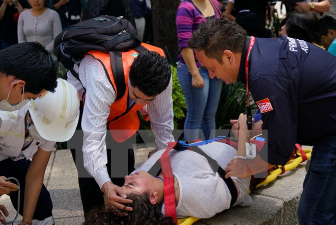 Lực lượng cứu hộ chuyển người bị thương sau trận động đất ở Mexico City ngày 19/9. (Nguồn: THX/TTXVN)