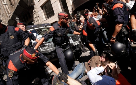 Cảnh sát Catalan giải tán đám đông biểu tình tại Barcelona. Ảnh: AFP