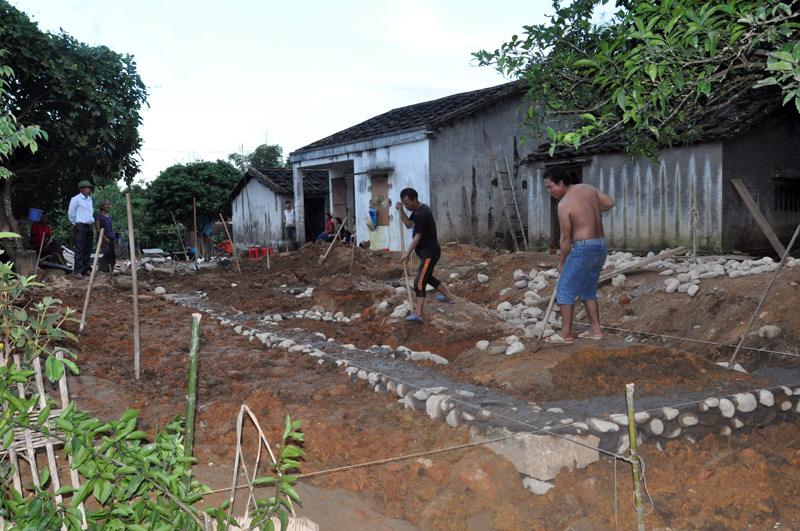 Được nhà nước hỗ trợ 60 triệu đồng, gia đình bà Vi Thị Nồng đang xây mới một căn nhà mái bằng khang trang.