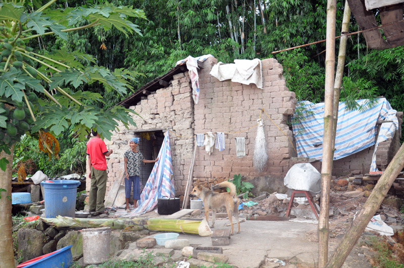 Ngôi nhà trình tường của gia đình ông Hà Sìu Lỷ bị đổ sập trong đêm mưa.