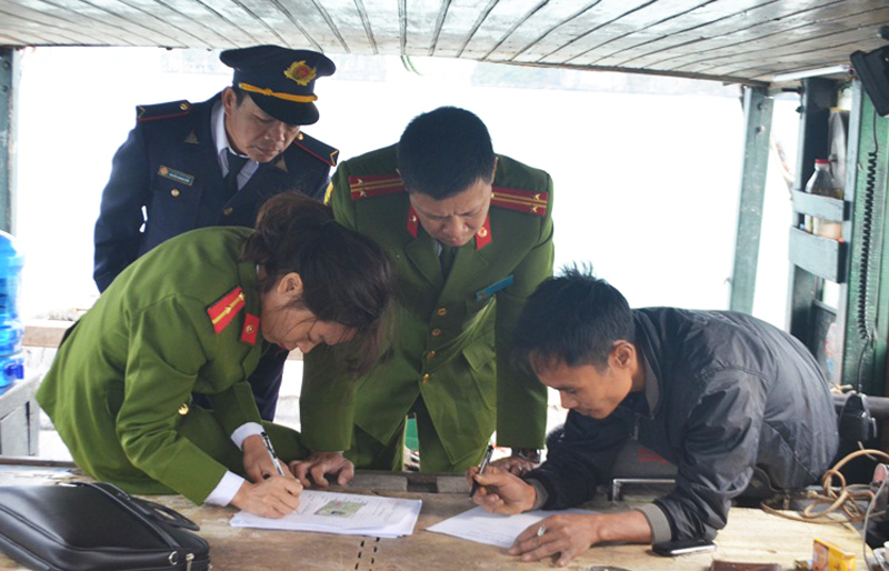Lực lượng chức năng TP Hạ Long xử lý trường hợp ngư dân vi phạm khai thác thủy sản trên Vịnh Hạ Long ngày 12/8