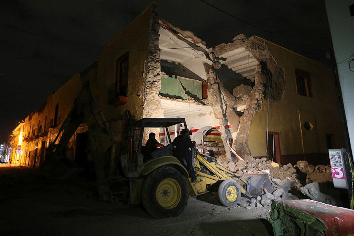 Một tòa nhà bị phạt mất một góc trong vụ động đất 7,1 độ. Ảnh: Reuters.