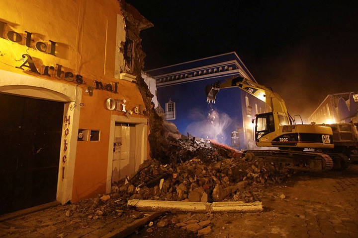 Một khách sạn bị hủy hoại trong cơn địa chấn kinh hoàng làm hàng trăm người thiệt mạng. Ảnh: Reuters.
