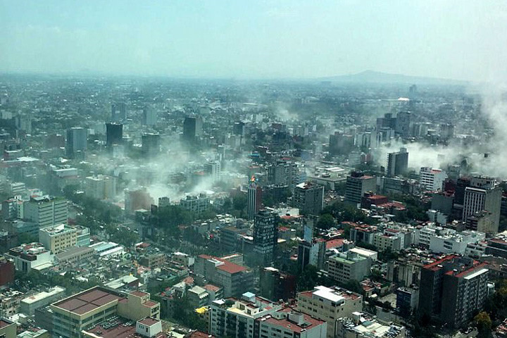 Bụi bốc cao ở khu vực thành phố Mexico vào ngày 19/9. Ảnh: AP.