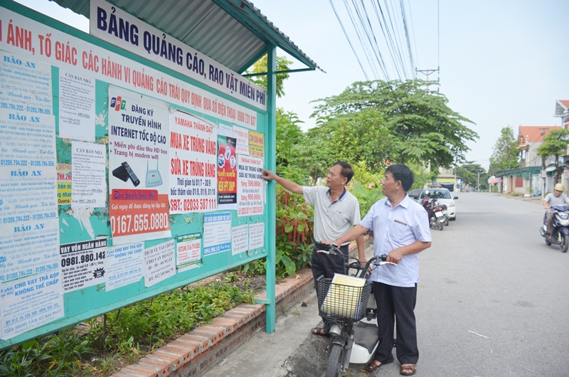 Bảng quảng cáo rao vặt (tại khu 6, phường Thanh Sơn, TP Uông Bí) đặt ở vị trí thuận lợi thu hút nhiều người dân xem