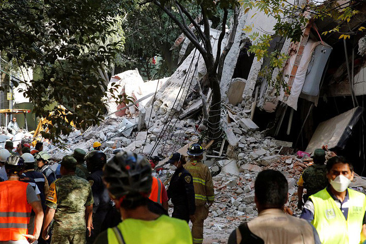Ít nhất 44 tòa nhà bị đổ sập hoàn toàn ở Mexico City. Nhiều tòa nhà khác bị hư hại nặng trước các đợt sóng xung lực của địa chấn. Ảnh: Reuters.