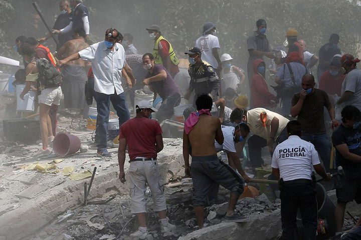 Vụ động đất định mệnh xảy ra đúng ngày tưởng niệm 32 năm vụ động đất khủng khiếp ở thành phố Mexico vào năm 1985. Hôm 7/9 Mexico cũng đã hứng chịu 1 trận động đất mạnh. Ảnh: AP.
