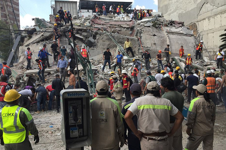 Lực lượng cứu hộ khẩn trương tìm kiếm người sống sót bị kẹt trong một tòa nhà bị sập ở quận Roma thuộc Mexico City. Ảnh: AP.