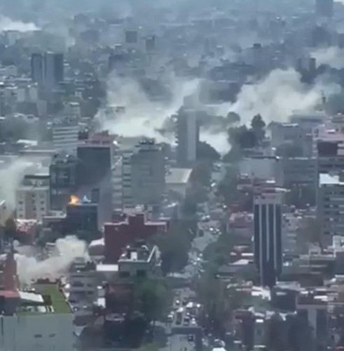 Khói bốc nghi ngút từ các đống đổ nát của các tòa nhà ở thủ đô Mexico. Ảnh: Social Media.