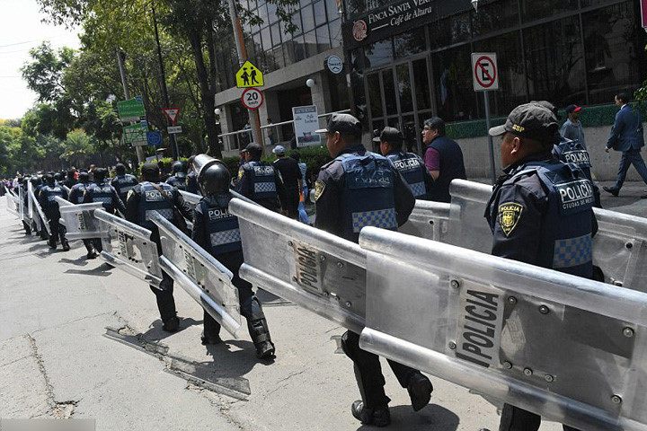 Trước tình trạng động đất nghiêm trọng trên diện rộng, giới chức Mexico đã huy động cảnh sát chống bạo động để đề phòng bạo loạn và hôi của. Ảnh: AFP./.