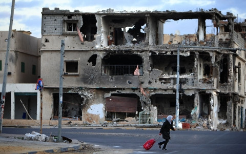 Thành phố Sirte của Libya tan hoang sau nhiều năm giao tranh ác liệt. Ảnh: AP
