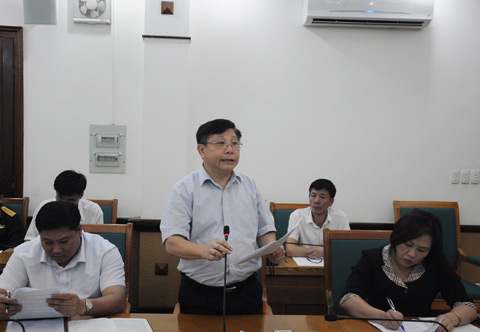 Đồng chí Hà Quang Long, Giám đốc Sở Văn hóa, Thể thao báo cáo tại hội nghị 