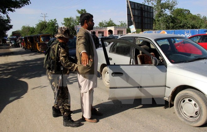 Nhân viên an ninh kiểm tra tại một trạm kiểm soát ở tỉnh Kunduz. Ảnh minh họa. (Nguồn: AFP/TTXVN)