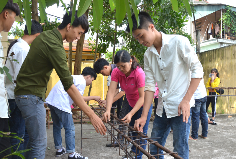 Một giờ học thực hành nghề Cốt thép - Hàn tại Trung tâm Giáo dục nghề nghiệp - Giáo dục thường xuyên TX Quảng Yên