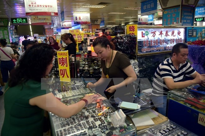 Người dân mua sắm tại trung tâm thương mại ở Thâm Quyến. (Nguồn: AFP/TTXVN)