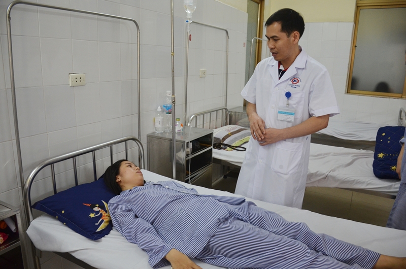 Bác sĩ Phạm Việt Hùng, Trưởng Khoa Ngoại, Bệnh viện tỉnh trực tiếp nói chuyện, tuyên truyền cho người bệnh chưa tham gia BHYT