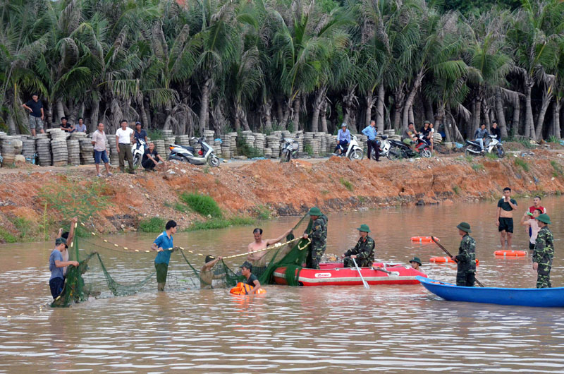 Cán bộ, chiến sĩ Ban CHQS TP Hạ Long tham gia tìm kiếm cháu bé bị nước cuốn trôi xuống cống ngày 14/9/2017 (Ảnh Nguyễn Chiến) 