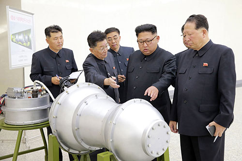 Bức ảnh do hãng thông tấn KCNA công bố hôm 3/9 cho thấy lãnh đạo Triều Tiên Kim Jong-un đi thị sát một địa điểm sản xuất vũ khí. Ảnh: Reuters.