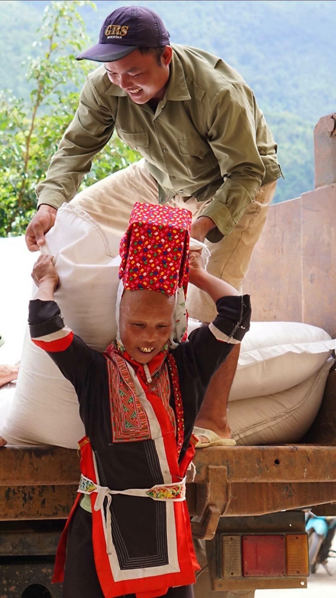 Phụ huynh tham gia vận chuyển gạo cho học sinh.