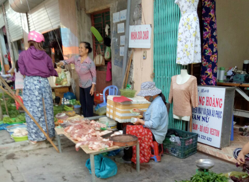 Một trong những quầy kinh doanh thịt tại chợ cóc khu 2, phường Hồng Hà, TP Hạ Long sẵn sàng di chuyển vào trong hộ dânđể bán khi xuất hiện lực lượng chức năng.