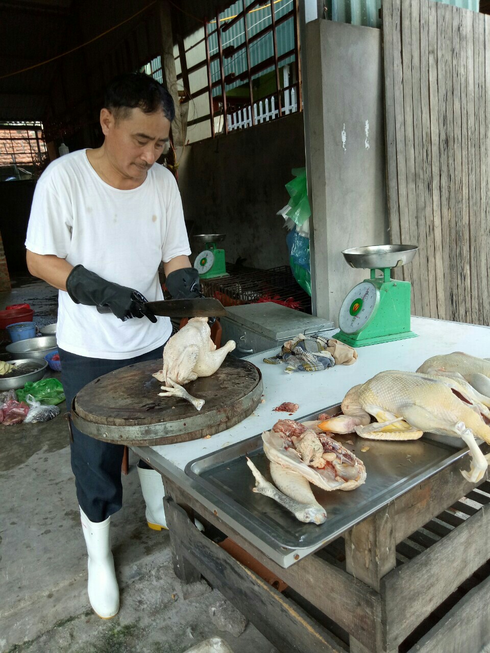 Một trong những hộ kinh doanh, giết mổ gia cầm trong nhà dân tại chợ cóc tổ 6, khu 2 phường Hồng Hà, TP Hạ Long