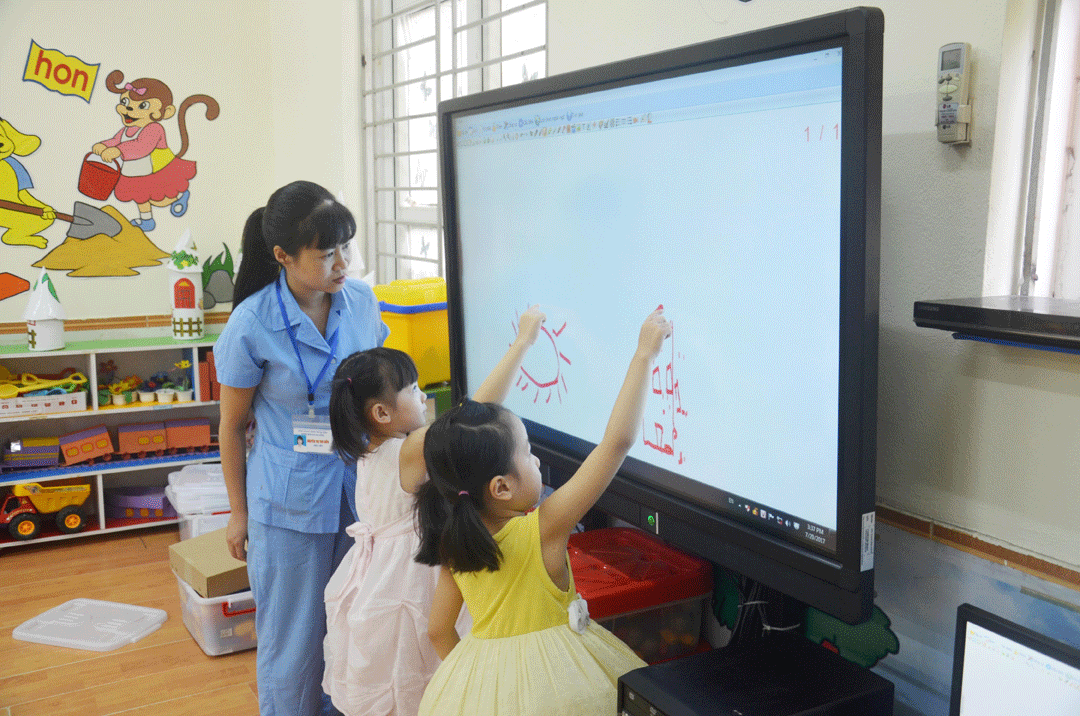 Giáo viên hướng dẫn trẻ lớp 5 tuổi A5, Trường Mầm non Hoa Hồng (TP Hạ Long) sử dụng Bộ thiết bị dạy học thông minh phát triển kỹ năng