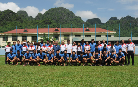 Các cầu thủ chụp ảnh lưu niệm với đại diện Chi nhánh Ngân hàng HDBank Quảng Ninh 