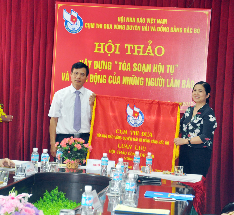 Hội nhà báo Quảng Ninh trao cờ đăng cai tổ chức hội thảo năm 2018 cho Hội nhà báo Hải Dương.
