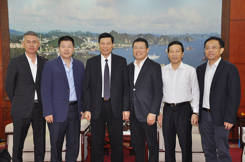 Các đồng chí lãnh đạo tỉnh chụp ảnh lưu niệm với Đoàn các nhà đầu tư Trung Quốc.