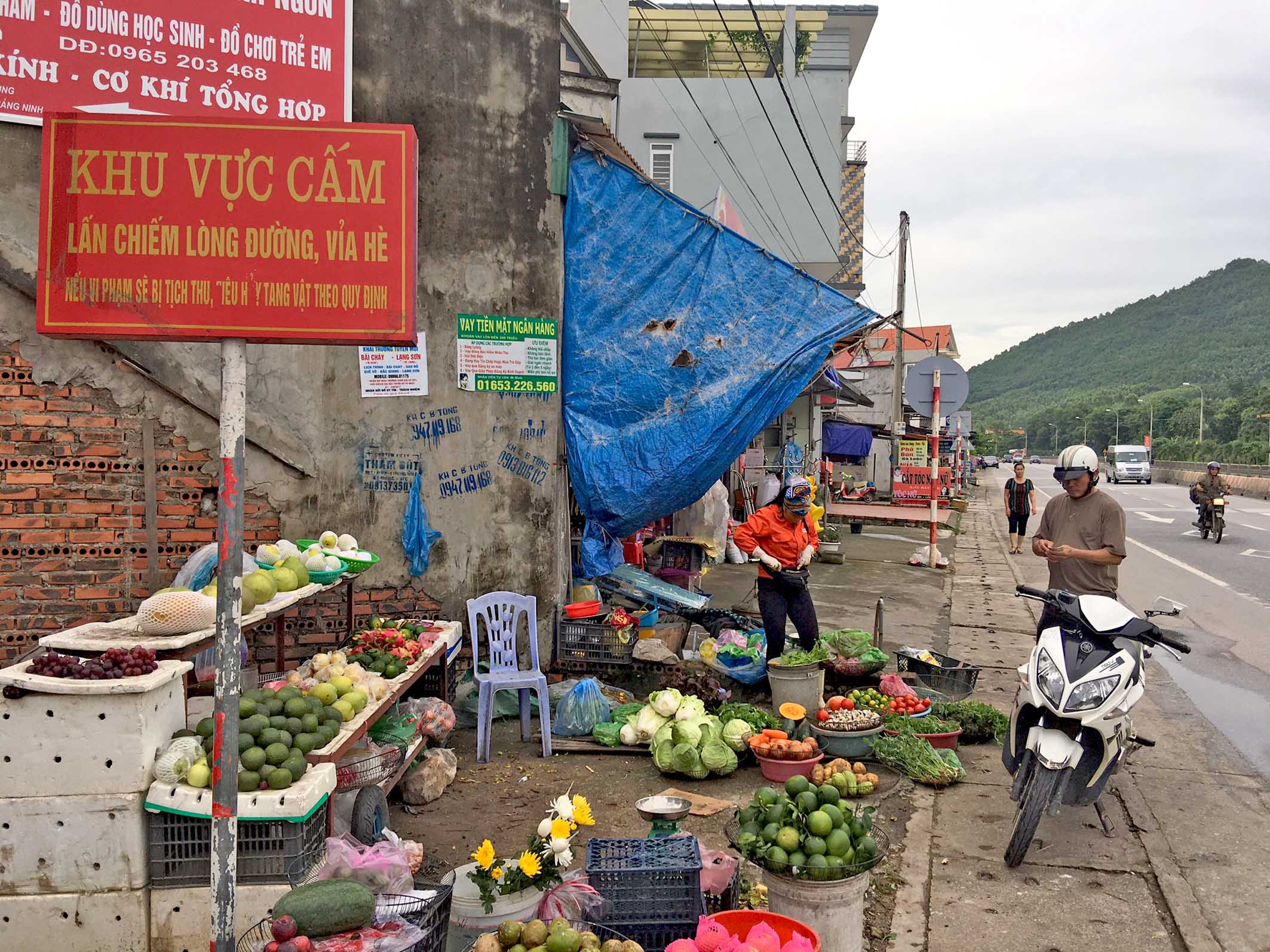 Dù ở đoạn đường qua khu Quỳnh Lưu, phường Đại Yên, TP Hạ Long có biển cấm, nhưng tình trạng lấn chiếm vỉa hè, lòng đường vẫn diễn ra.