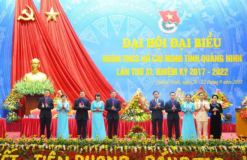 Đồng chí Nguyễn Long Hải, Bí thư BCH Trung ương Đoàn TNCS Hồ Chí Minh, Chủ tịch Hội đồng Đội Trung ương tặng hoa chúc mừng Đại hội.