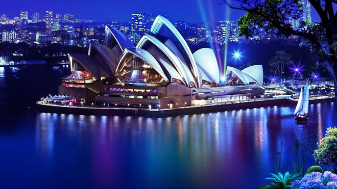 Tọa lạc tại Bennelong Point ở bến cảng Sydney, nhà hát Con Sò trở thành biểu tượng của Australia nhờ kiến trúc độc đáo hình cánh buồm đang căng gió. Được thiết kế bởi kiến trúc sư Đan Mạch ròng rã suốt 4 năm, Sydney Opera House là một trong những công trình tiêu biểu nhất của thế kỷ 20, với phần mái lợp được làm từ các viên gạch màu trắng, nội thất chính là đá granite hồng và gỗ.