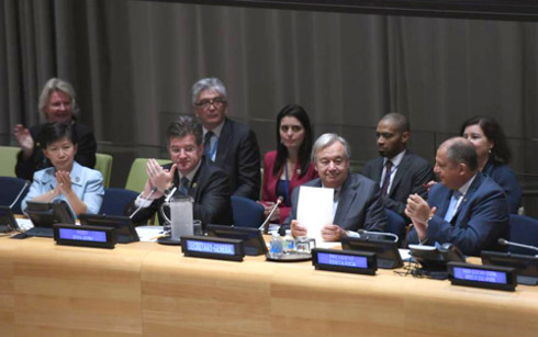 Tổng thư ký Liên Hợp Quốc Antonio Guterres (thứ hai từ phải sang) cùng đại diện các nước hoan nghênh việc ký Hiệp ước quốc tế về cấm vũ khí hạt nhân. (Ảnh: AFP)