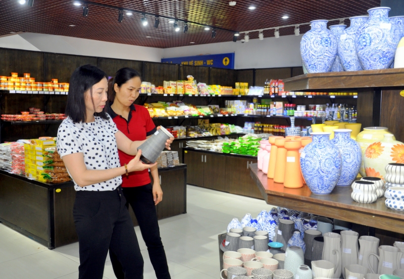 Nhiều du khách ấn tượng vf thích thú với các sản phẩm OCOP được trưng bày giới thiệu tại Trạm dừng nghỉ Quảng Ninh GATE.