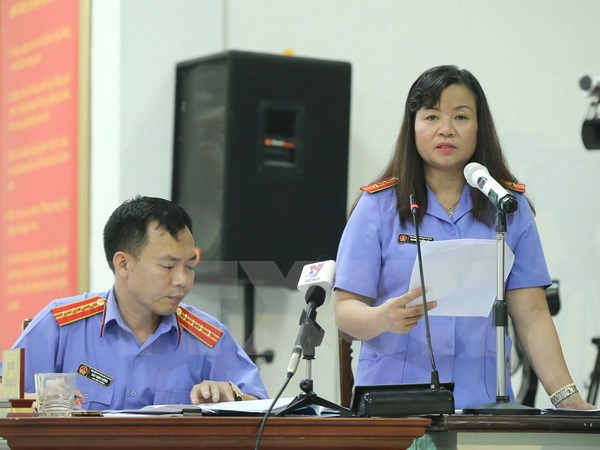 Bà Nguyễn Thị Hồng Vân, đại diện Viện kiểm sát nhân dân Thành phố Hà Nội đối đáp với các luật sư bào chữa cho các bị cáo. (Ảnh: Doãn Tấn/TTXVN)