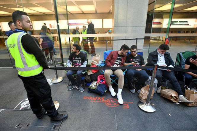 Lượng người hâm mộ xếp hàng chờ mua iPhone 8 tại cửa hàng Apple ở Sydney khá ít. ẢNH: REUTERS