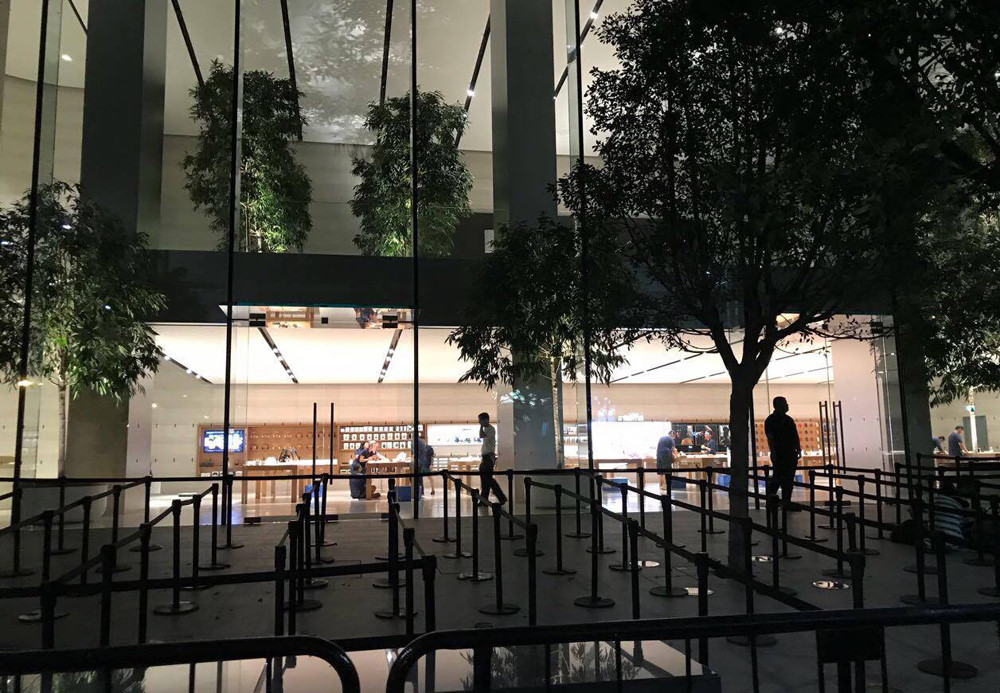 Một cửa hàng Apple tại Singapore vắng người chờ xếp hàng mua iPhone 8. ẢNH: DUY HIỀN