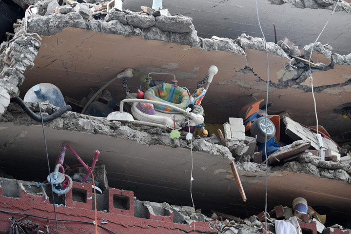 Đồ chơi và xe tập đi của trẻ em vướng lại bên trong một tòa nhà bị sập ở miền trung Mexico. Ảnh: Getty.