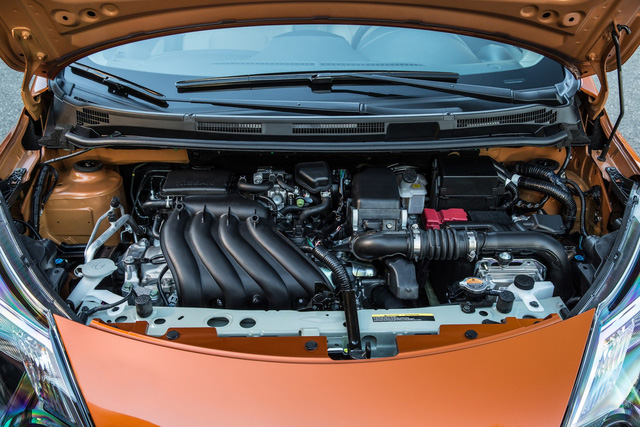 Động cơ này kết hợp với hộp số tự động Xtronic, cho phép Nissan Versa Note S 2018 tiêu thụ lượng xăng chỉ 7,6 lít/100 km nội thành, 6 lít/100 km đường trường và 6,9 lít/100 km đường hỗn hợp.