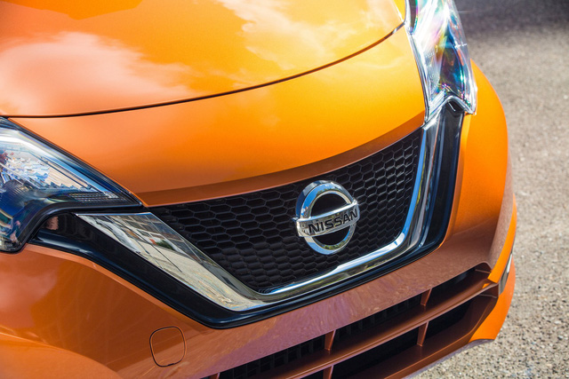 Tiếp đến là Nissan Versa Note SR 2018 với giá 17.980 USD (408 triệu Đồng). So với các bản còn lại, Nissan Versa Note SR 2018 sở hữu ngoại thất thể thao hơn nhờ cánh lướt gió bên sườn trùng màu thân xe, đèn sương mù trước và bộ vành hợp kim nhôm 16 inch.