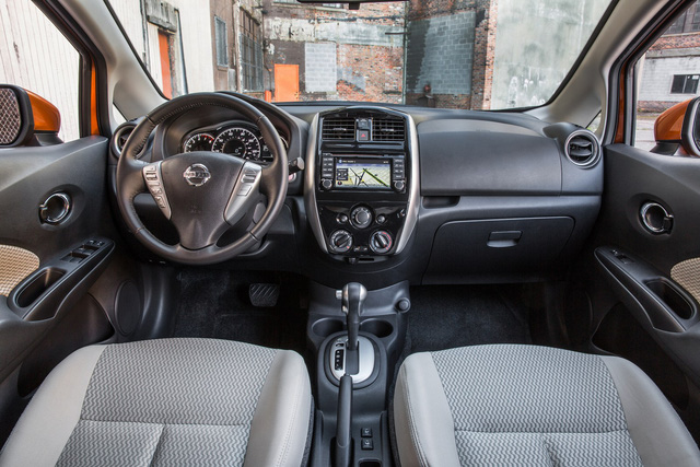 Bên trong Nissan Versa Note SR 2018 còn có vô lăng thể thao bọc da, ghế bọc chất liệu tương tự da lộn, nút bấm khởi động máy, khóa thông minh, hệ thống mã hóa khóa động cơ và cảnh báo áp suất lốp tiêu chuẩn.
